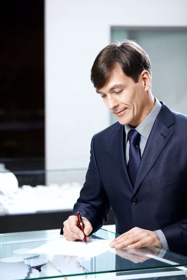 Quels sont les signes d'une crise de syndrome néphrotique ?