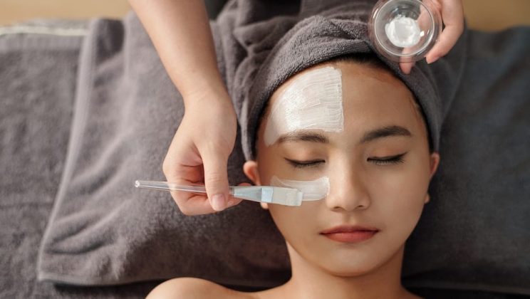 Astuces 100% naturelles pour rajeunir votre visage en un rien de temps